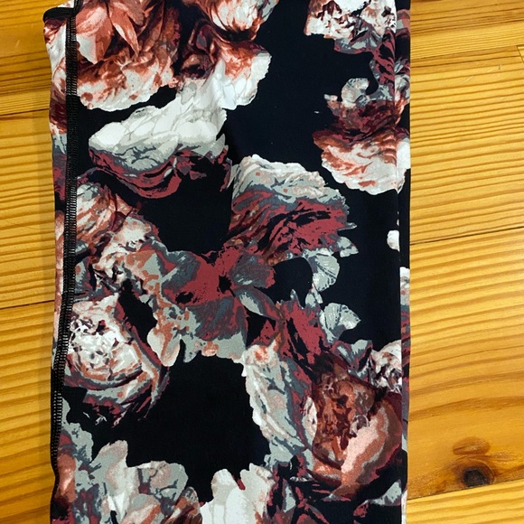 New! Victoria’s Secret Floral Knockout Leggings‎ - Picture 4 of 7